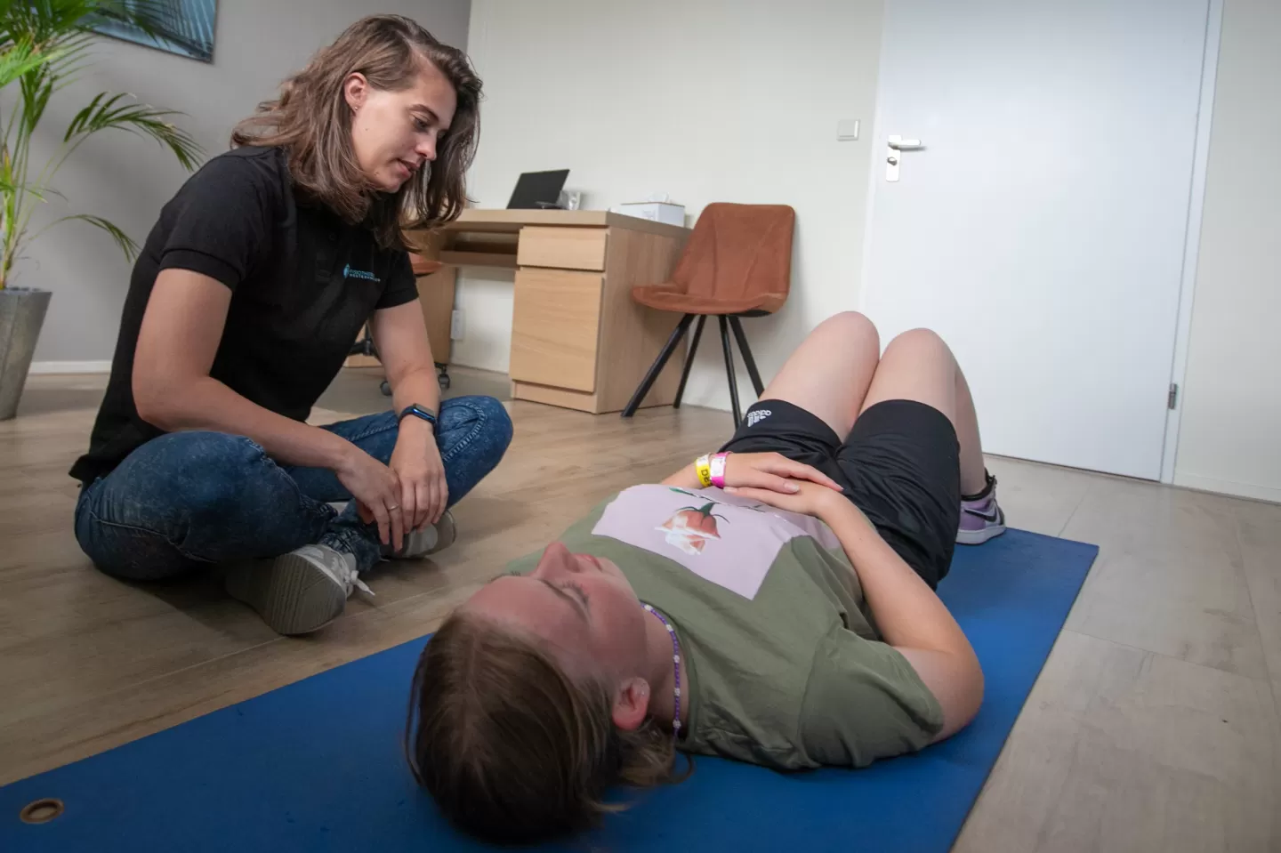 Ontspanningsoefening onder begeleiding van de fysiotherapeut
