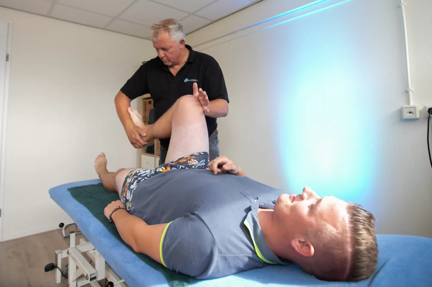 Behandeling van het been op de behandelbank